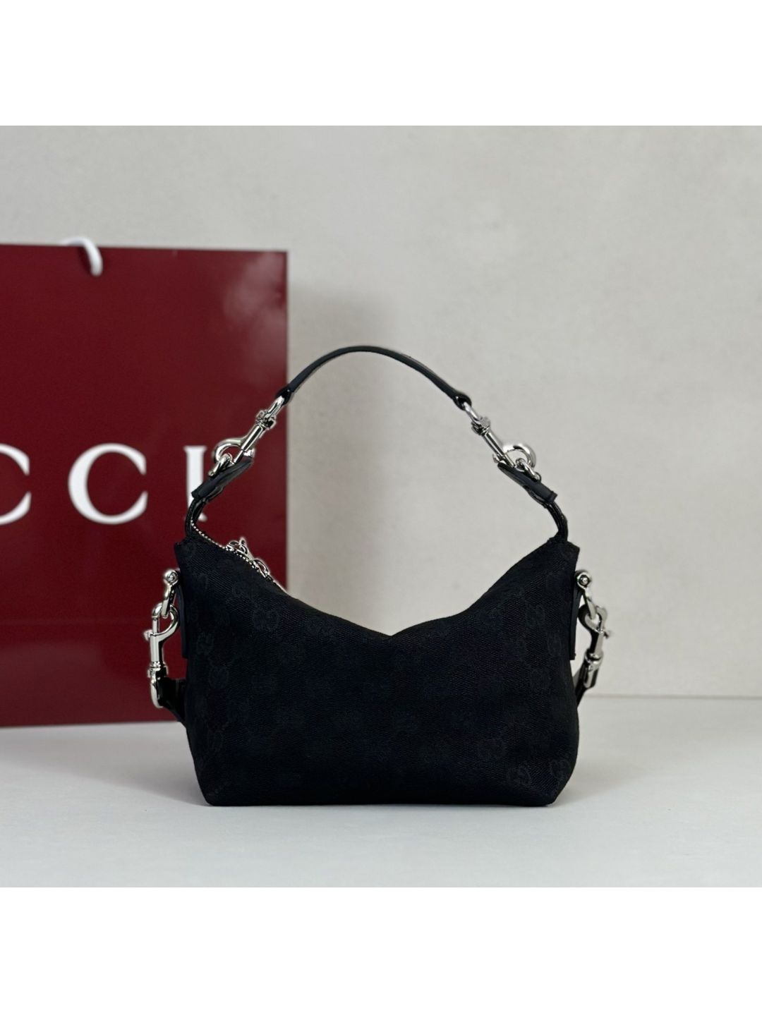 gg-canvas-chain-shoulder-bag-in-black-rxgui292545-01