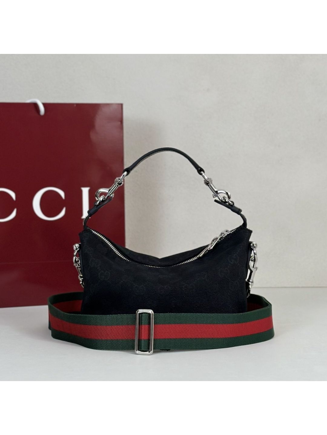 gg-canvas-chain-shoulder-bag-in-black-rxgui292545-03