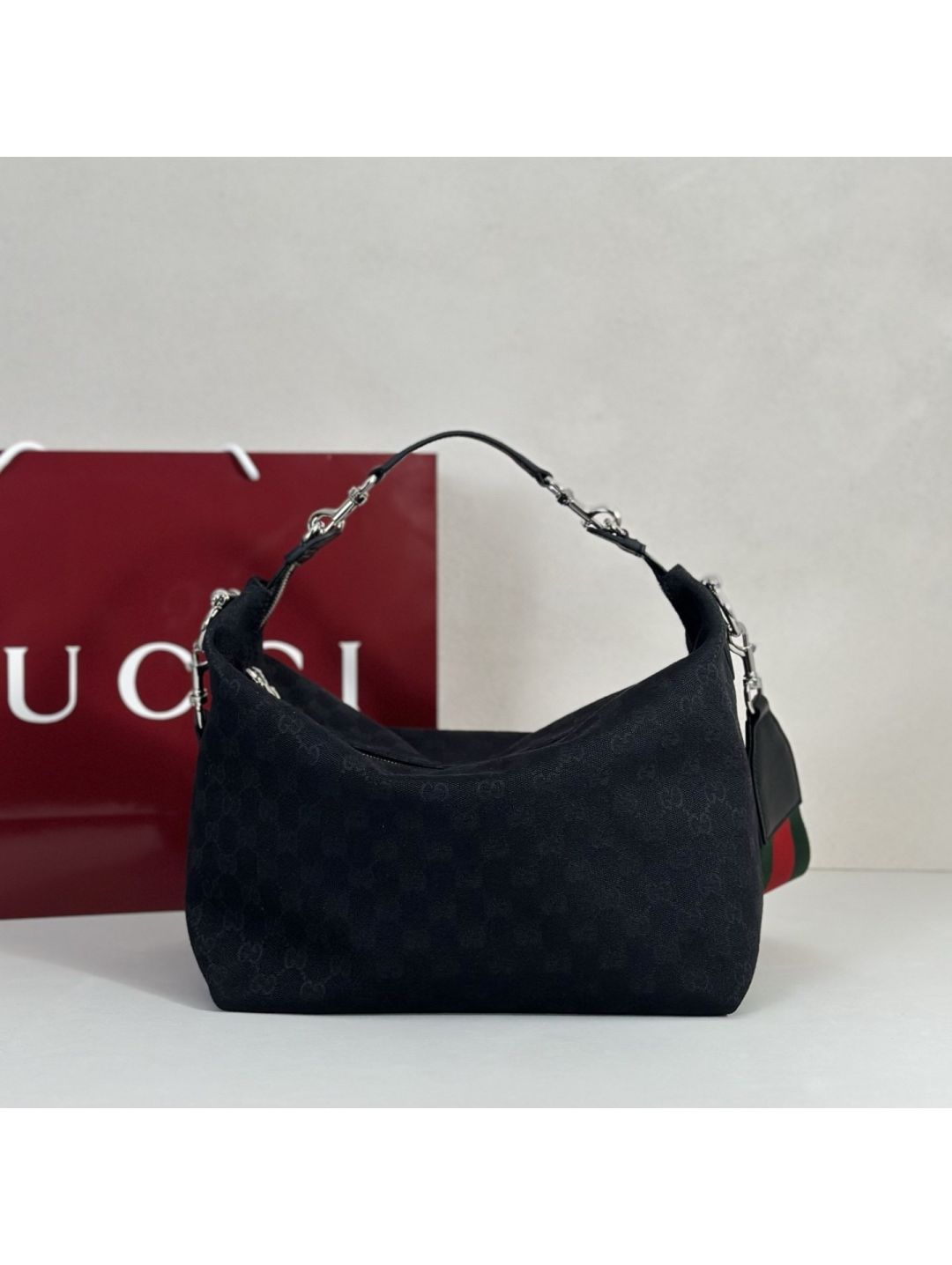 gg-canvas-chain-shoulder-bag-in-black-rxgui292547-01