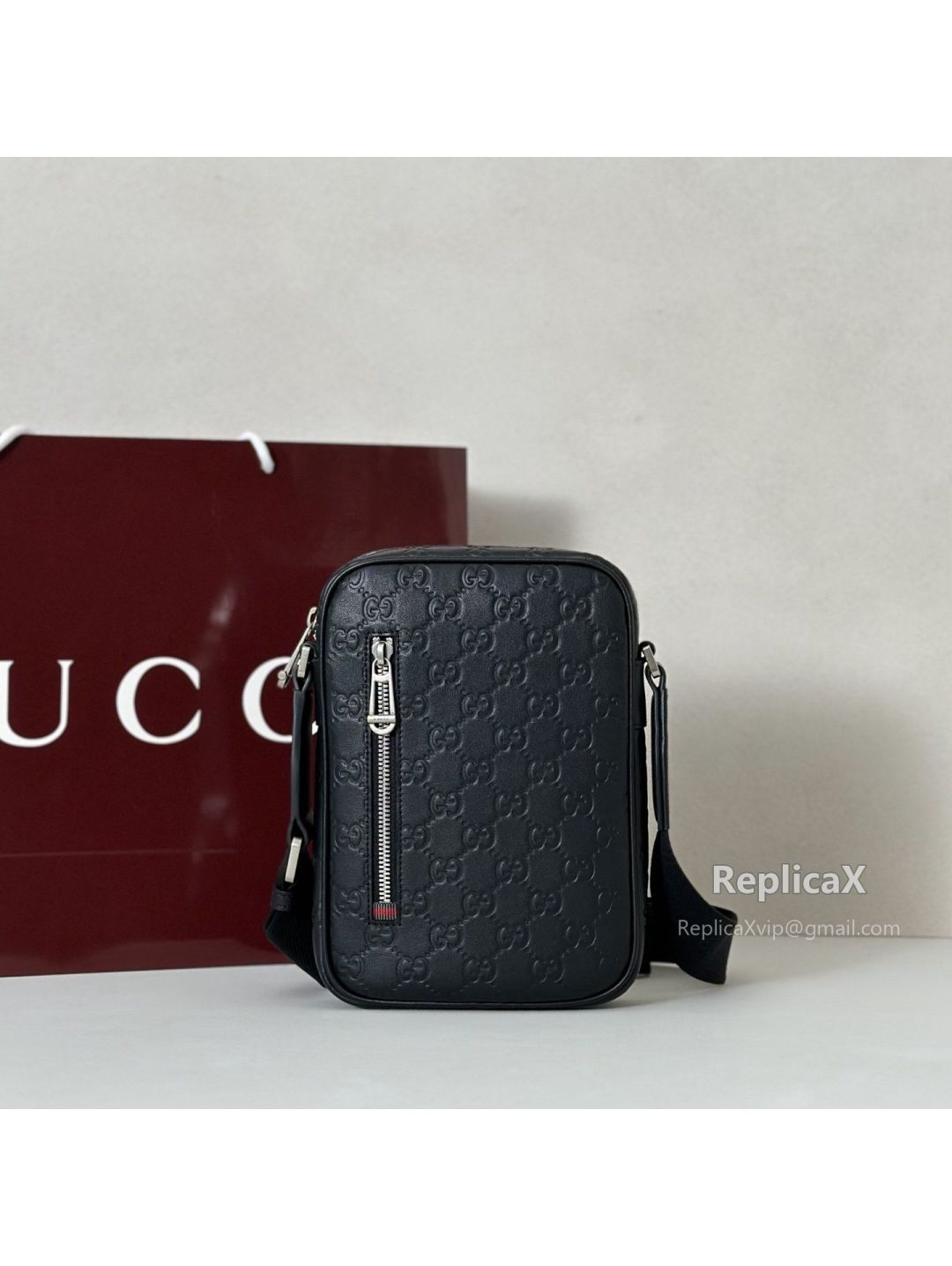 gg-emblem-small-crossbody-bag-850238-in-black-rxgui271522-02