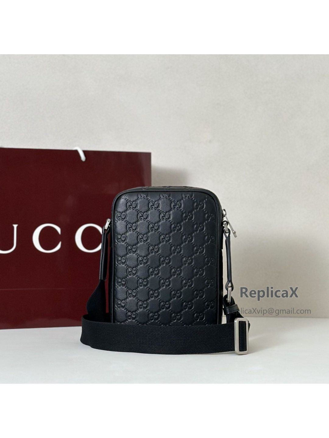 gg-emblem-small-crossbody-bag-850238-in-black-rxgui271522-03