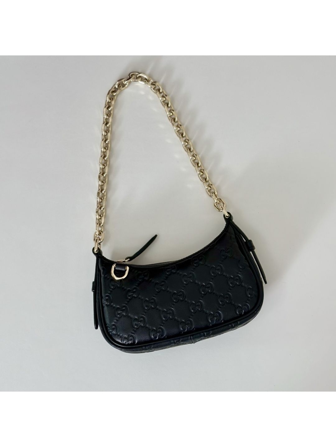 gg-embossed-chain-shoulder-bag-in-black-rxgui292463-05