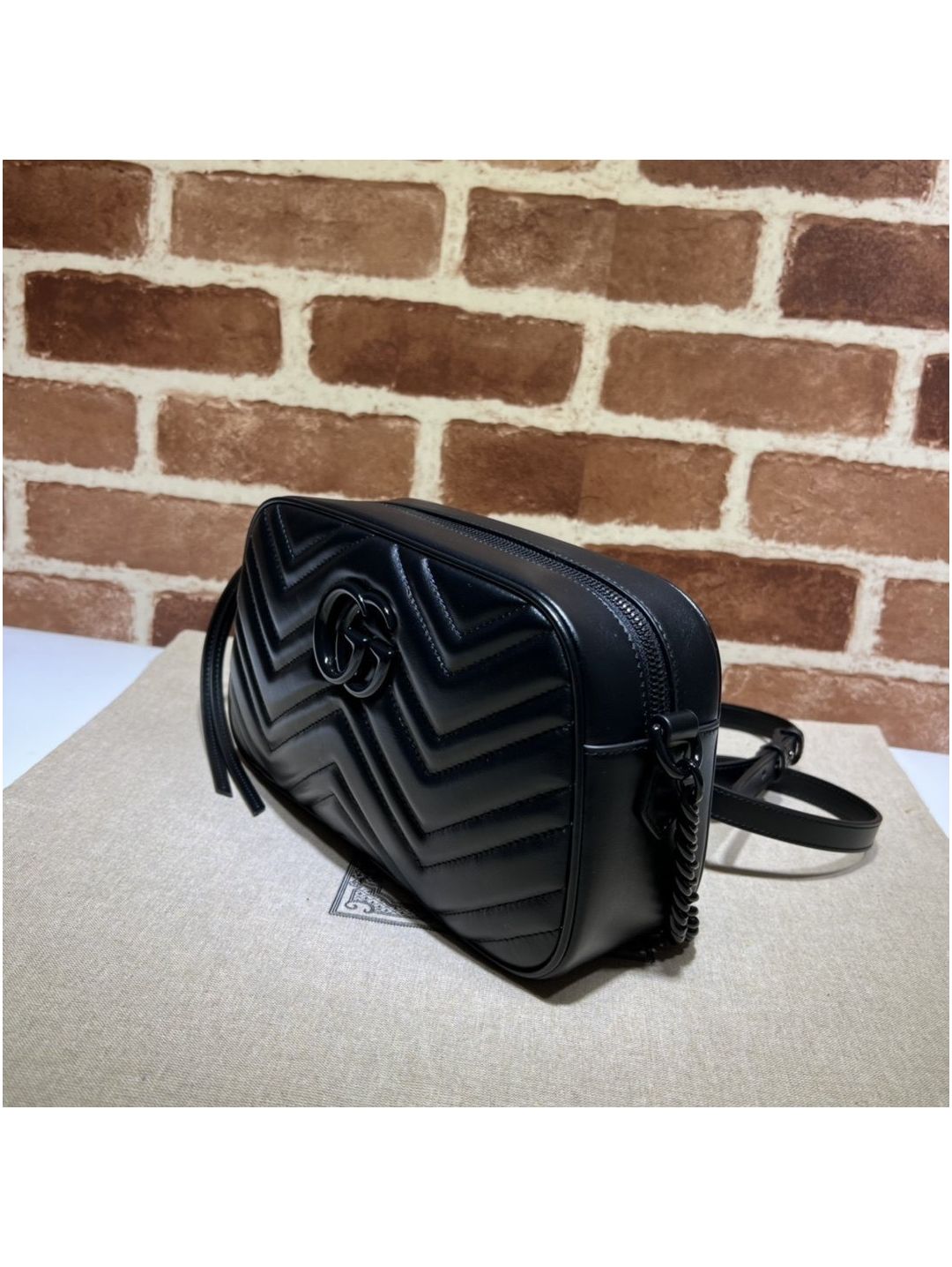 gg-marmont-crossbody-bag-in-black-rxgui292510-02
