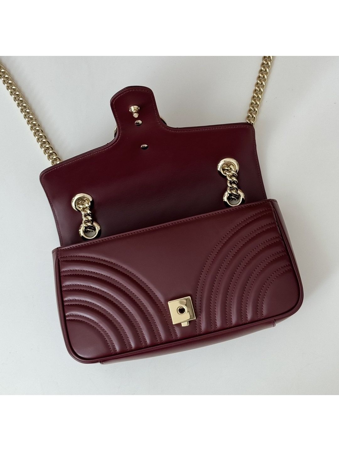 gg-marmont-small-chain-shoulder-bag-443497-in-bright-burgundy-diagonal-matelasse-leather-rxgui271763-08