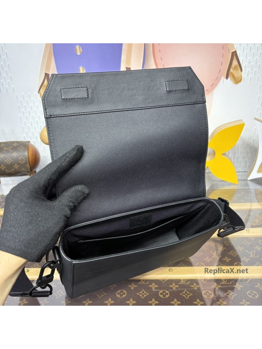 louis-vuitton-black-corner-emblem-flap-messenger-bag-rxlvj02221-02