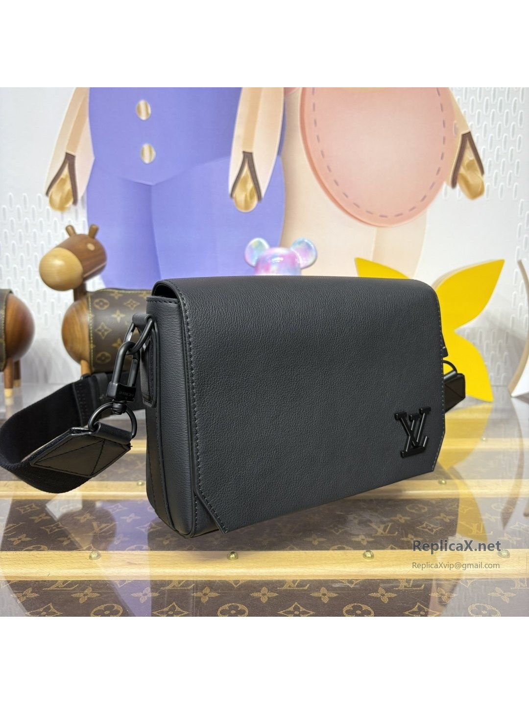 louis-vuitton-black-corner-emblem-flap-messenger-bag-rxlvj02221-03