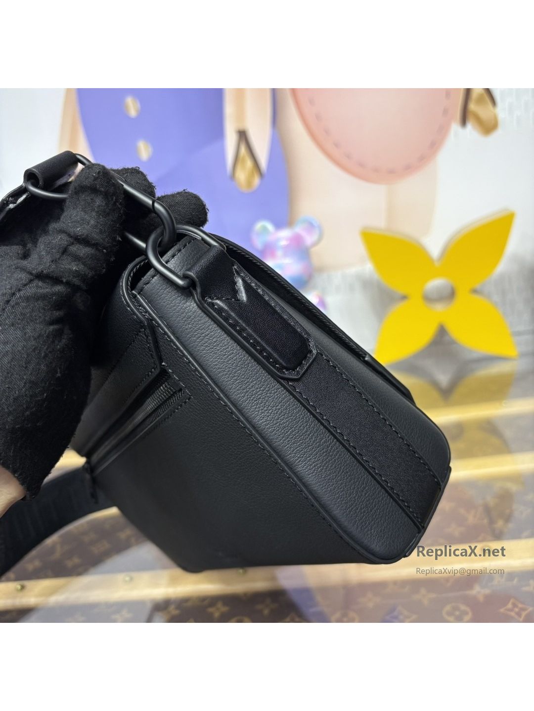 louis-vuitton-black-corner-emblem-flap-messenger-bag-rxlvj02221-04