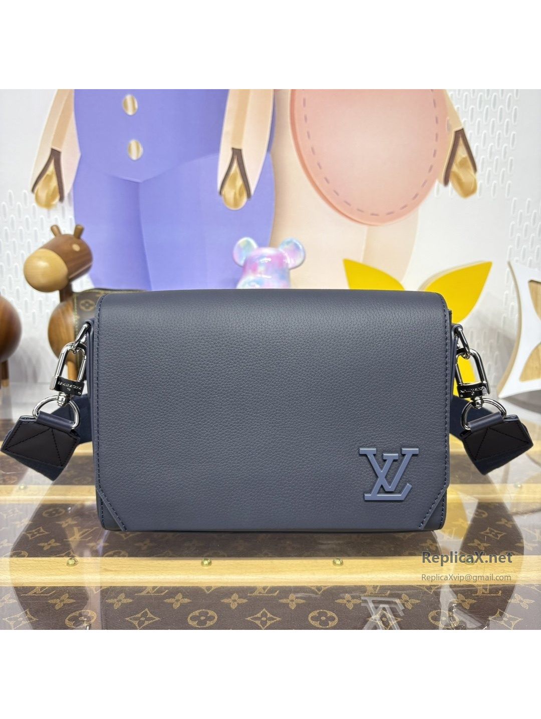 louis-vuitton-navy-corner-emblem-flap-messenger-bag-rxlvj02220-01