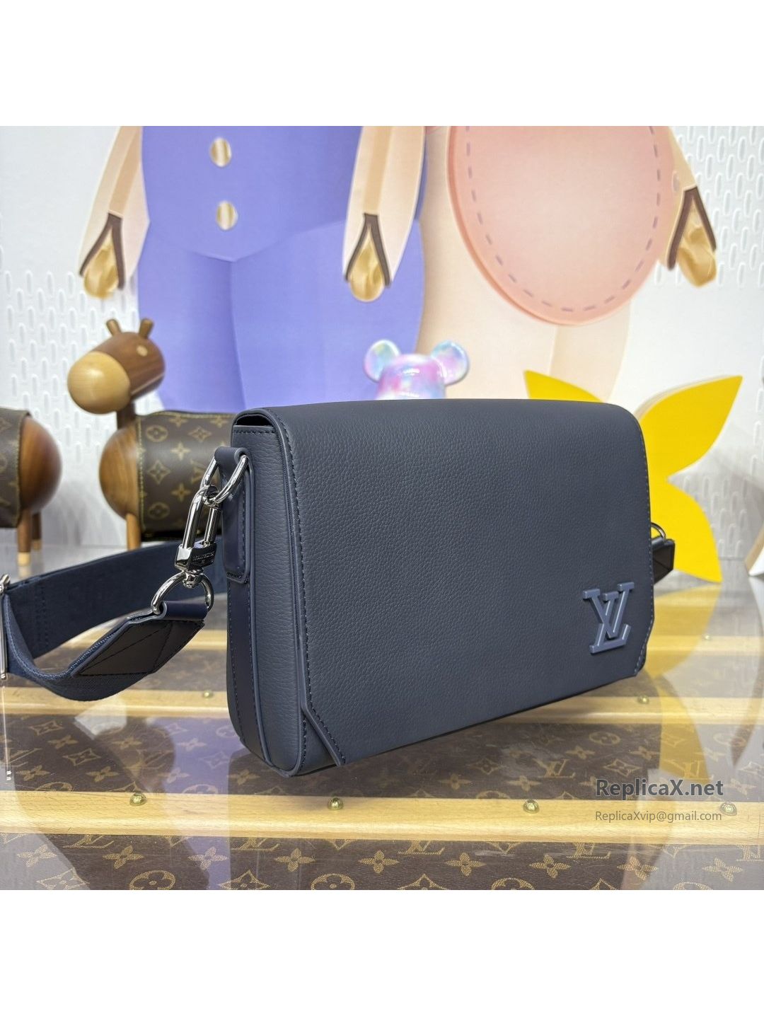 louis-vuitton-navy-corner-emblem-flap-messenger-bag-rxlvj02220-03