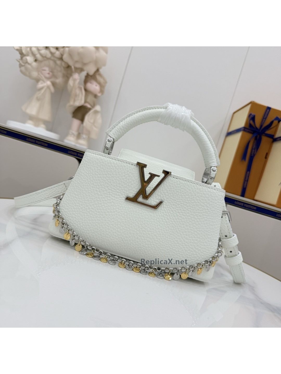 louis-vuitton-white-rounded-top-handle-bag-with-decorative-chain-rxlvj01695-03