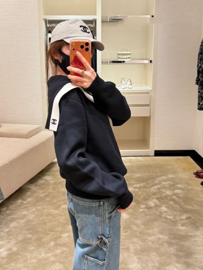 Chanel Sweatshirt