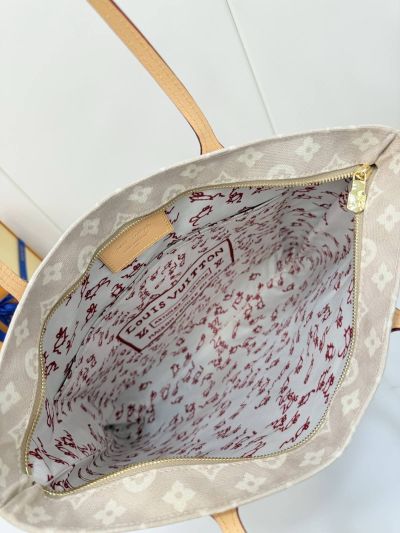 louis-vuitton-beige-monogram-illustrated-tote-rxlvj01262-04