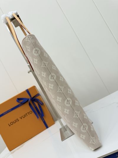 louis-vuitton-beige-monogram-illustrated-tote-rxlvj01262-12