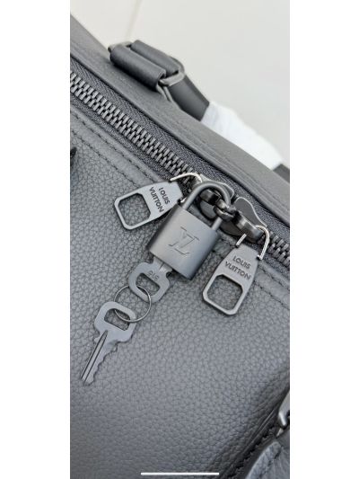 louis-vuitton-black-textured-wide-travel-bag-rxlvj01229-04