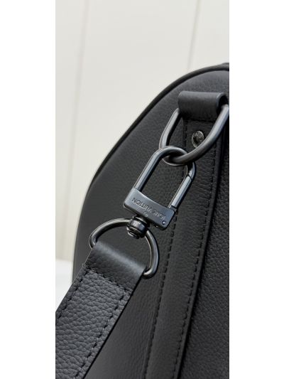 louis-vuitton-black-textured-wide-travel-bag-rxlvj01229-13