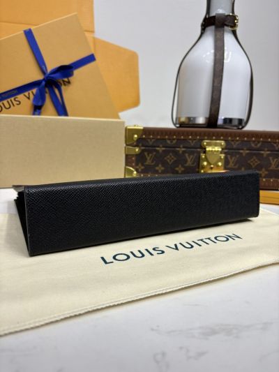 louis-vuitton-black-textured-zip-clutch-rxlvj01152-03