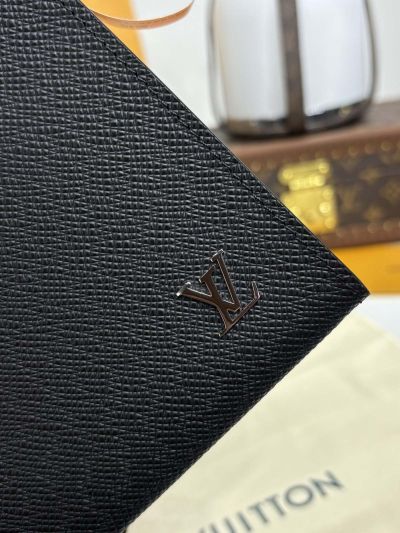louis-vuitton-black-textured-zip-clutch-rxlvj01152-04