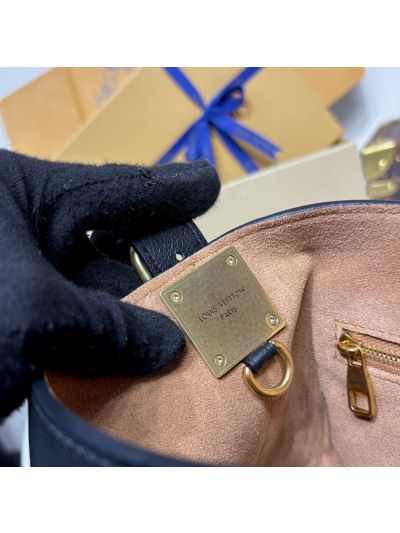 Louis Vuitton Low Key Messenger Calf M13151 30 Monogram M13151 Premium