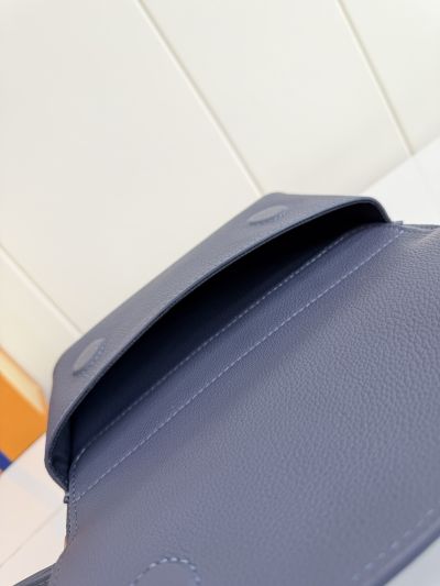 louis-vuitton-navy-compact-shoulder-bag-rxlvj01266-05