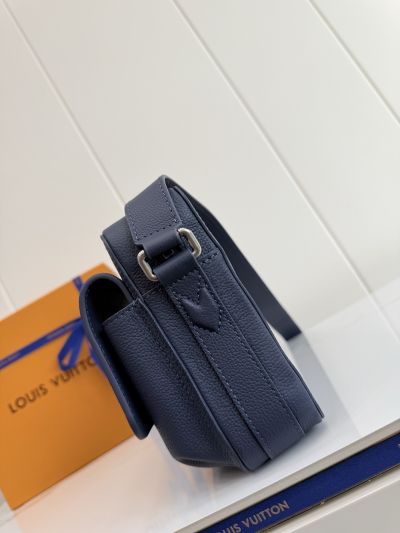 louis-vuitton-navy-compact-shoulder-bag-rxlvj01266-12