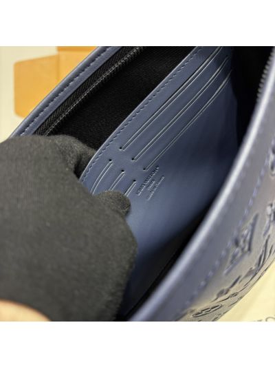 louis-vuitton-navy-embossed-zip-clutch-rxlvj01138-04