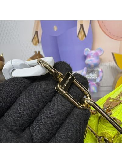 louis-vuitton-neon-yellow-and-white-monogram-chain-pouch-bag-rxlvj01287-06