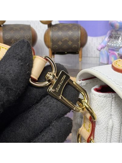 Louis Vuitton Pochette Métis East West 18 Monogram M14231