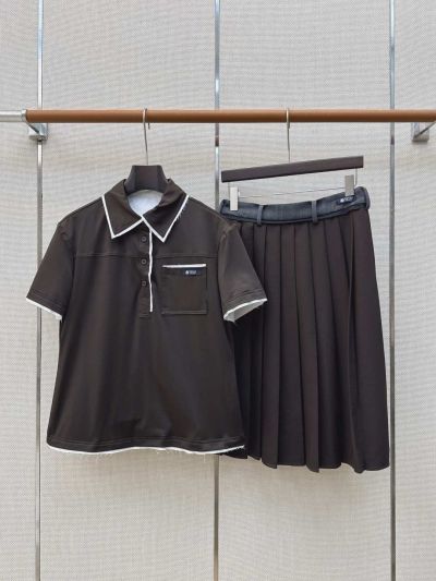 Prada Short Sleeve Contrast-Trim Top in Brown